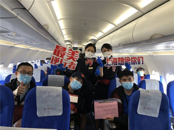 Flight purser welcomes medical heroes in Shanghai dialect