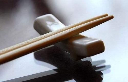 Serving spoons and chopsticks offered in restaurants 