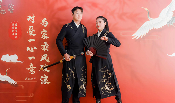 Newly-weds dressed as wuxia couples