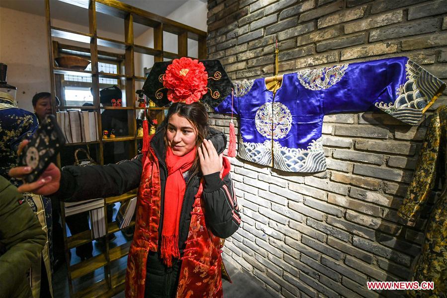 Foreign students experience folk customs of Manchu ethnic group in NE China
