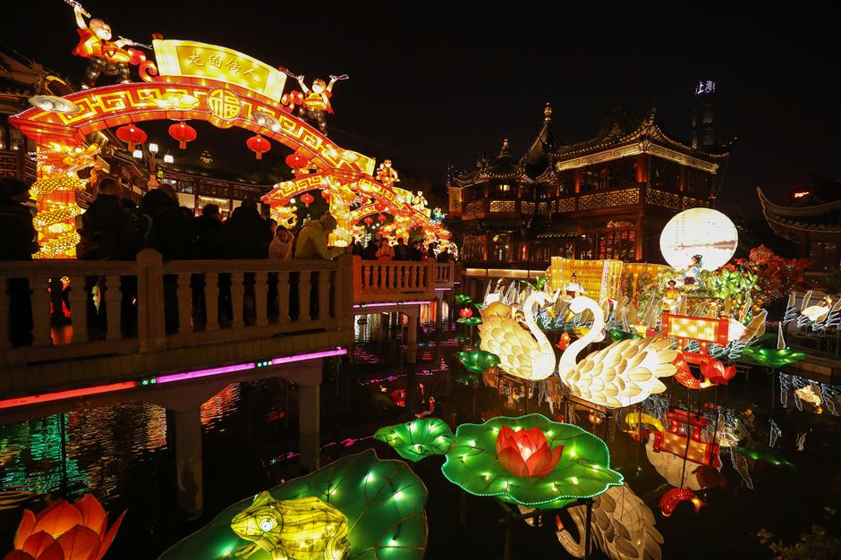 Lanterns light up Yuyuan Garden for Spring FestivalEastday