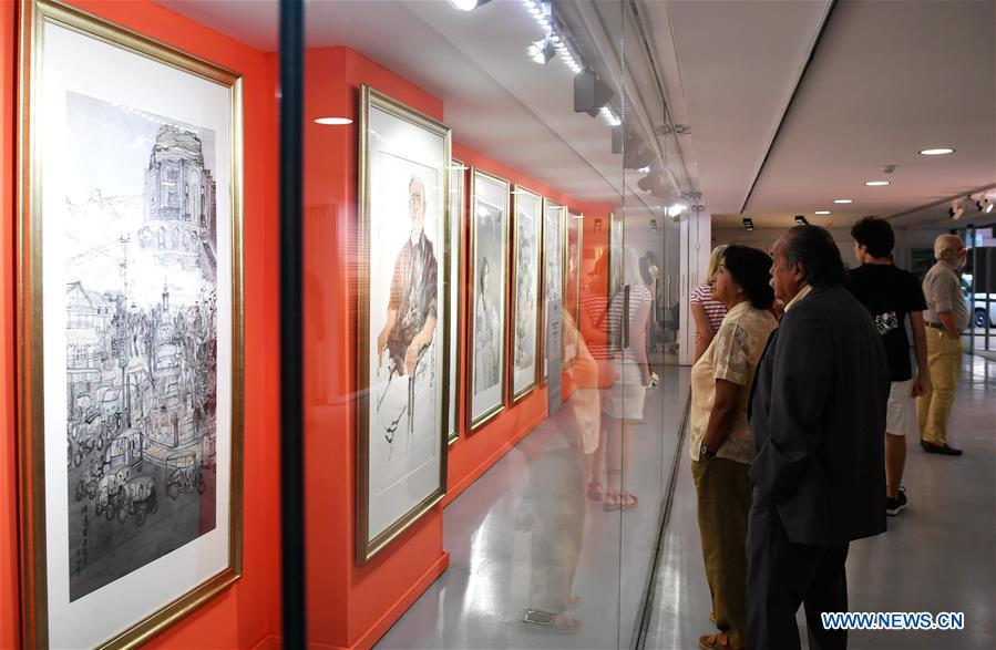 Visitors appreciate Chinese art works in Madrid, Spain