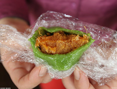 Qingtuan with salted egg yolk and dried meat floss becomes hot sale item during Qingming Festival