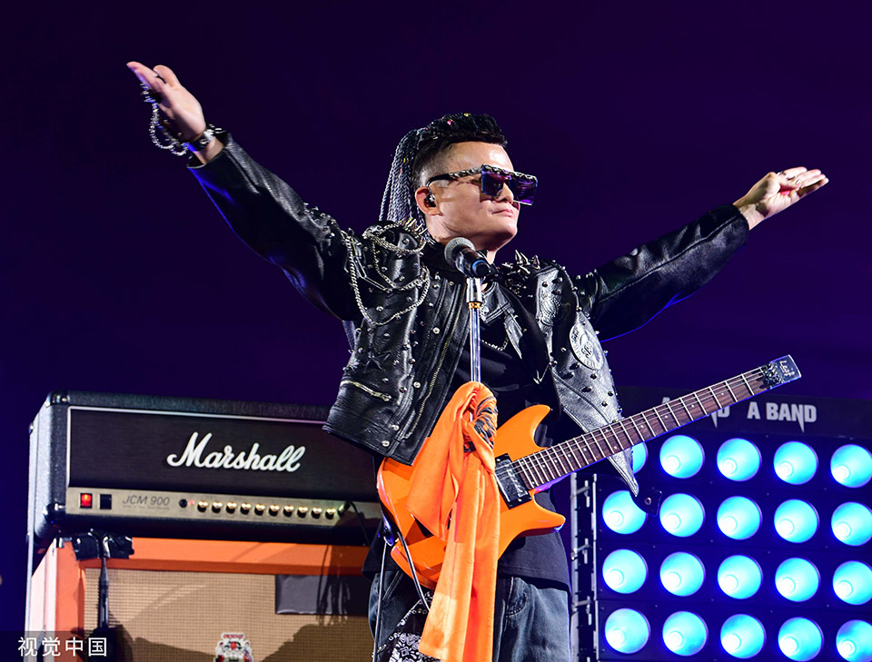 Jack Ma’s farewell in Hangzhou with rock star show