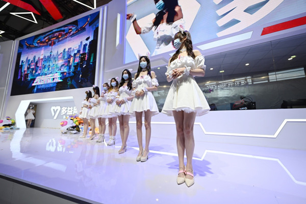 Long-legged showgirls shine at 2021 Chinajoy exhibition