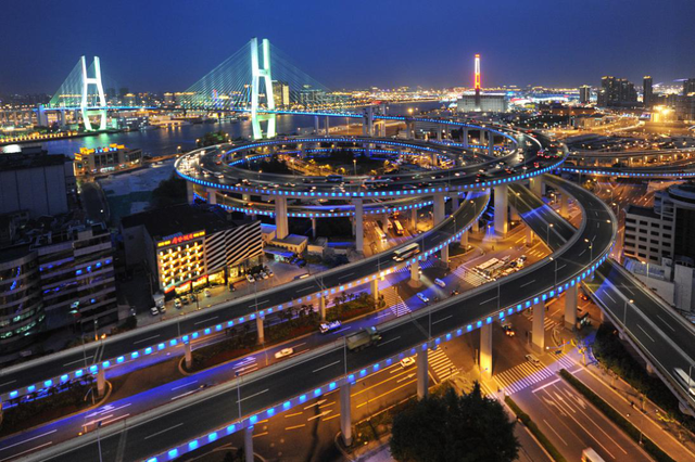 How many bridges are there from Puxi to Pudong?