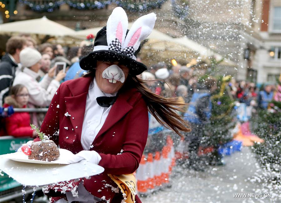 Christmas in england video. Новогодний парад в Лондоне. Новогодний карнавал в Англии. Рождественские гуляния в Великобритании. Карнавальное новогоднее шествие в Англии.