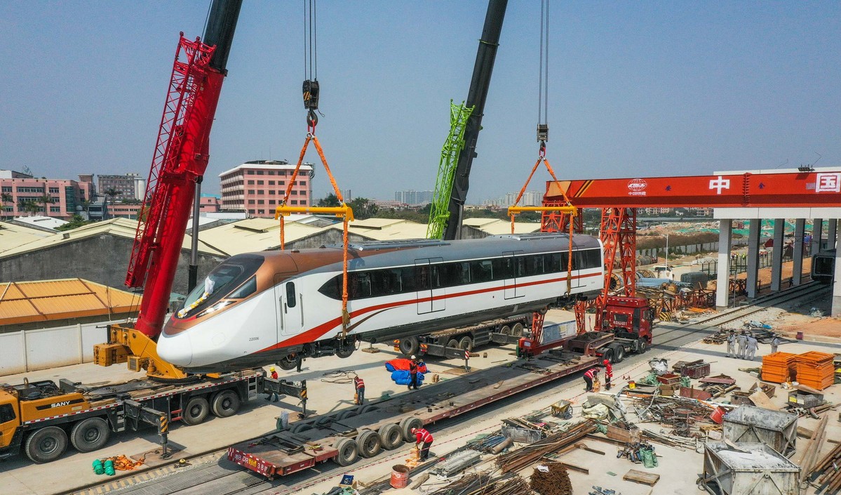 Fast underground train in Guangzhou carried to metro station-Eastday