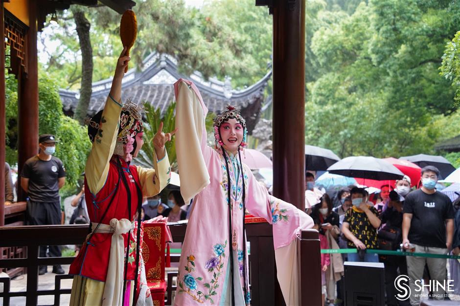 Kunqu Opera performers enthrall visitors at Guyi Garden-Eastday